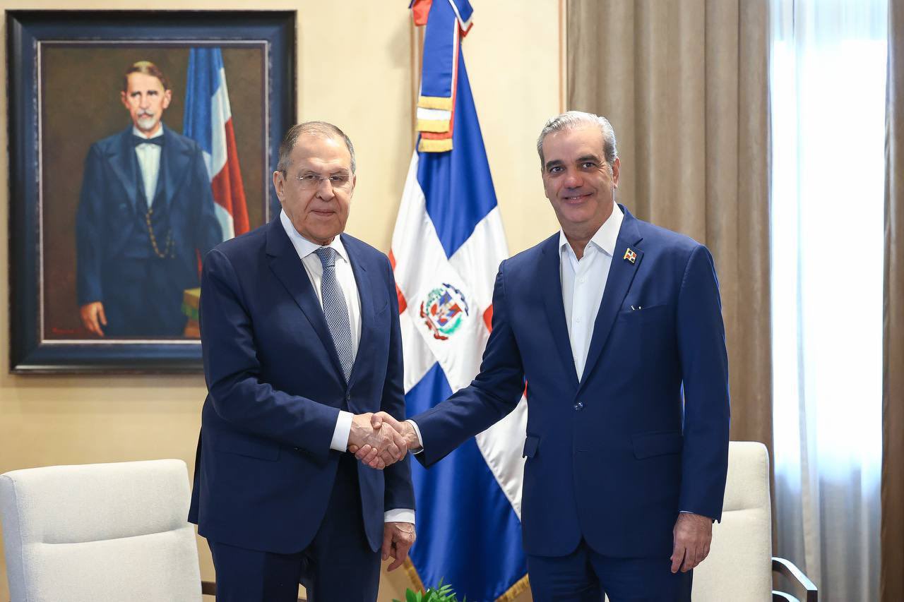 Alrededor de las 2:51 de la tarde, el ministro de Asuntos Exteriores de Rusia, Serguéi Lavrov, llegó al Palacio Nacional para sostener una reunión con el presidente Luis Abinader.