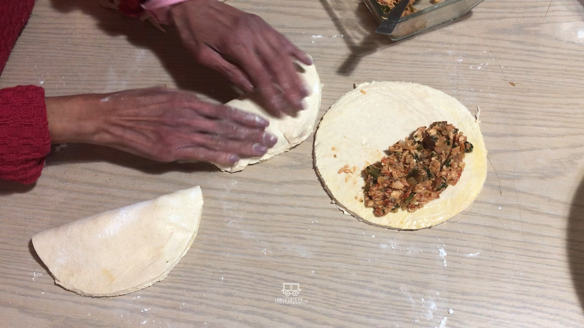 Una comerciante haitiana permanece bajo custodia y protección de las autoridades luego de envenenar a 40 presuntos pandilleros con empanadas, conocidas localmente como patés, en un hecho ocurrido en la comuna de Kenscoff, al sureste de la capital.