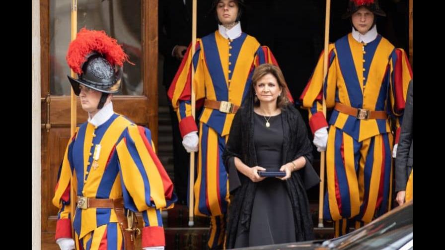 La vicepresidenta de la República, Raquel Peña, arribó a la ciudad de Roma para participar en el acto solemne de inicio del pontificado de Su Santidad el Papa León XIV, representando al pueblo dominicano en este momento trascendental para la Iglesia Católica y la comunidad internacional.