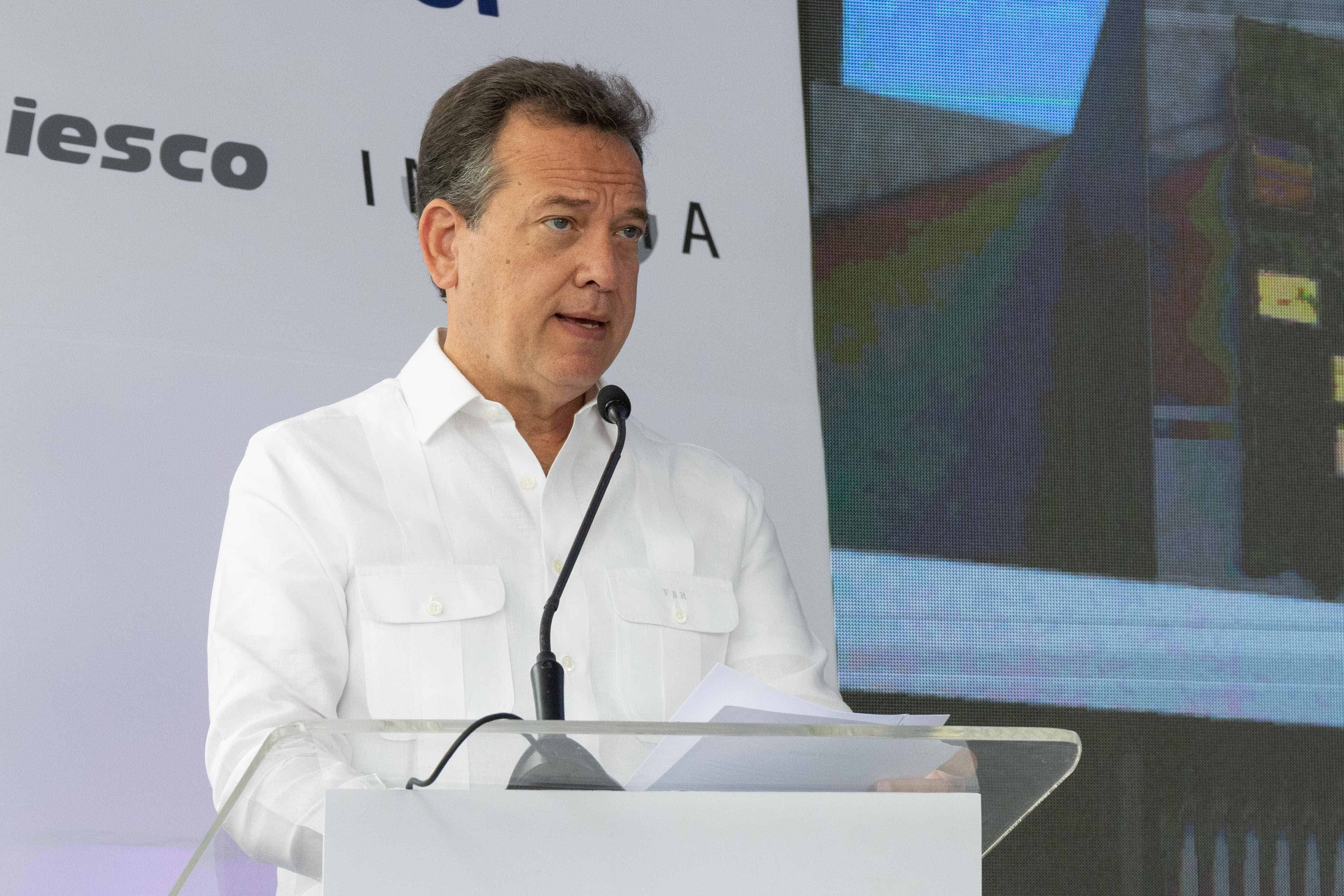 El ministro de Industria, Comercio y Mipymes (MICM), Víctor -Ito- Bisonó, afirmó este lunes que la reciente disposición del gobierno haitiano que impide la importación terrestre de mercancías extranjeras a través de la frontera con República Dominicana no impacta negativamente a la industria nacional.