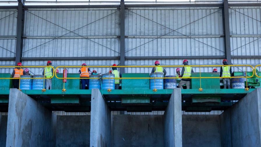 El mercado laboral dominicano continúa mostrando señales positivas, según datos oficiales. Entre enero y marzo de 2025, la economía sumó 176,581 nuevos empleos netos y alcanzó cifras históricas tanto en ocupación como en formalidad, de acuerdo con los resultados preliminares de la Encuesta Nacional Continua de Fuerza de Trabajo (Encft), divulgados por el Banco Central.