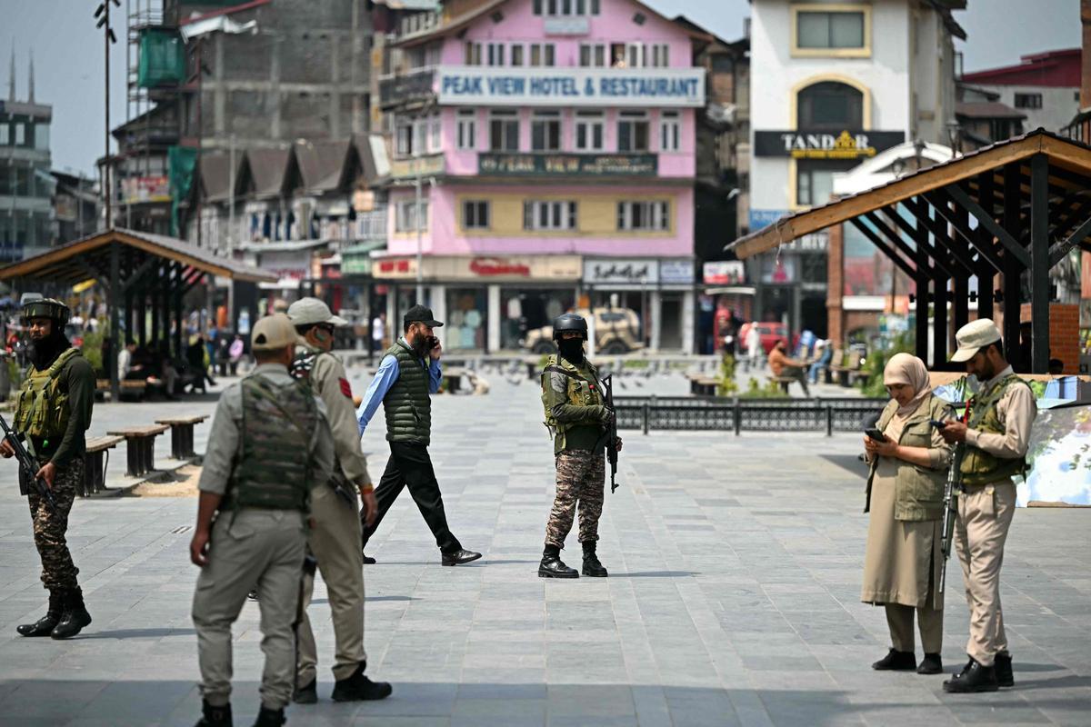 India disparó misiles contra territorio controlado por Pakistán en varias localidades a primera hora del miércoles, matando al menos a 31 personas, entre ellas un niño, en lo que el primer ministro de Pakistán ha calificado de "acto de guerra."