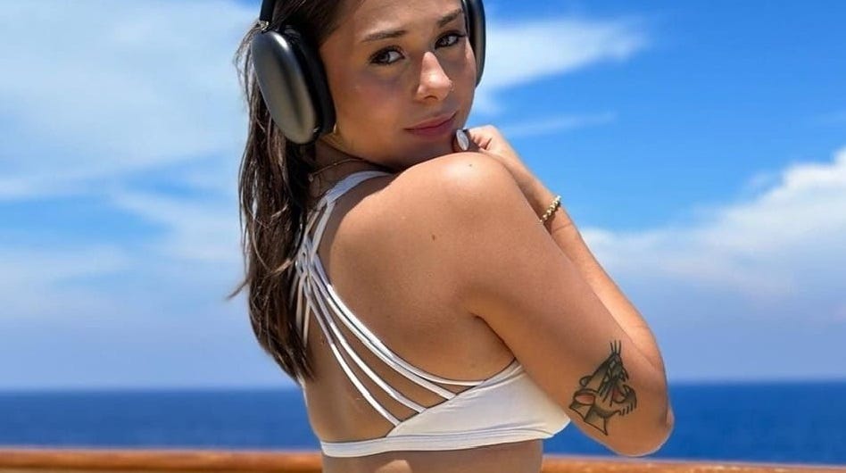 La creadora de contenido para adultos Sophie Rain, una de las estrellas mejor pagadas de la plataforma OnlyFans, presumió recientemente en redes sociales de haber comprado un avión privado, según ella, a costa del dinero que recibe de su gran número de suscriptores.