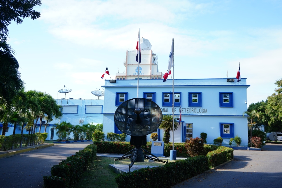 El Instituto Dominicano de Meteorología (Indomet) informó que durante las horas matutinas de este martes predominará un cielo mayormente soleado en gran parte del territorio nacional, aunque se esperan chubascos aislados sobre algunas zonas costeras del sur del país.