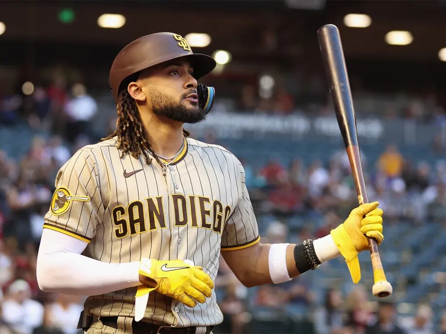  El estelar jardinero de los Padres de San Diego, Fernando Tatis Jr., abandonó el encuentro del viernes por la noche frente a los Piratas de Pittsburgh tras recibir un pelotazo en el brazo izquierdo que le provocó una contusión.