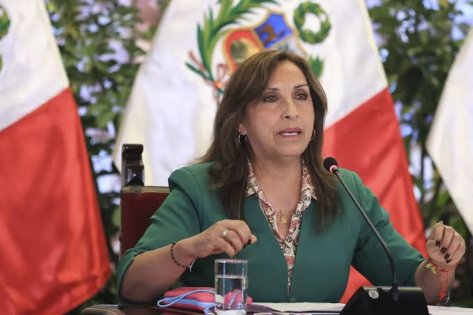 La presidenta de Perú, Dina Boluarte, solicitó al Congreso su autorización para salir del país con el fin de acudir a la ceremonia de posesión de mando del presidente de Ecuador, Daniel Noboa, el próximo sábado 24, según el oficio del Ejecutivo difundido este martes por la prensa local.