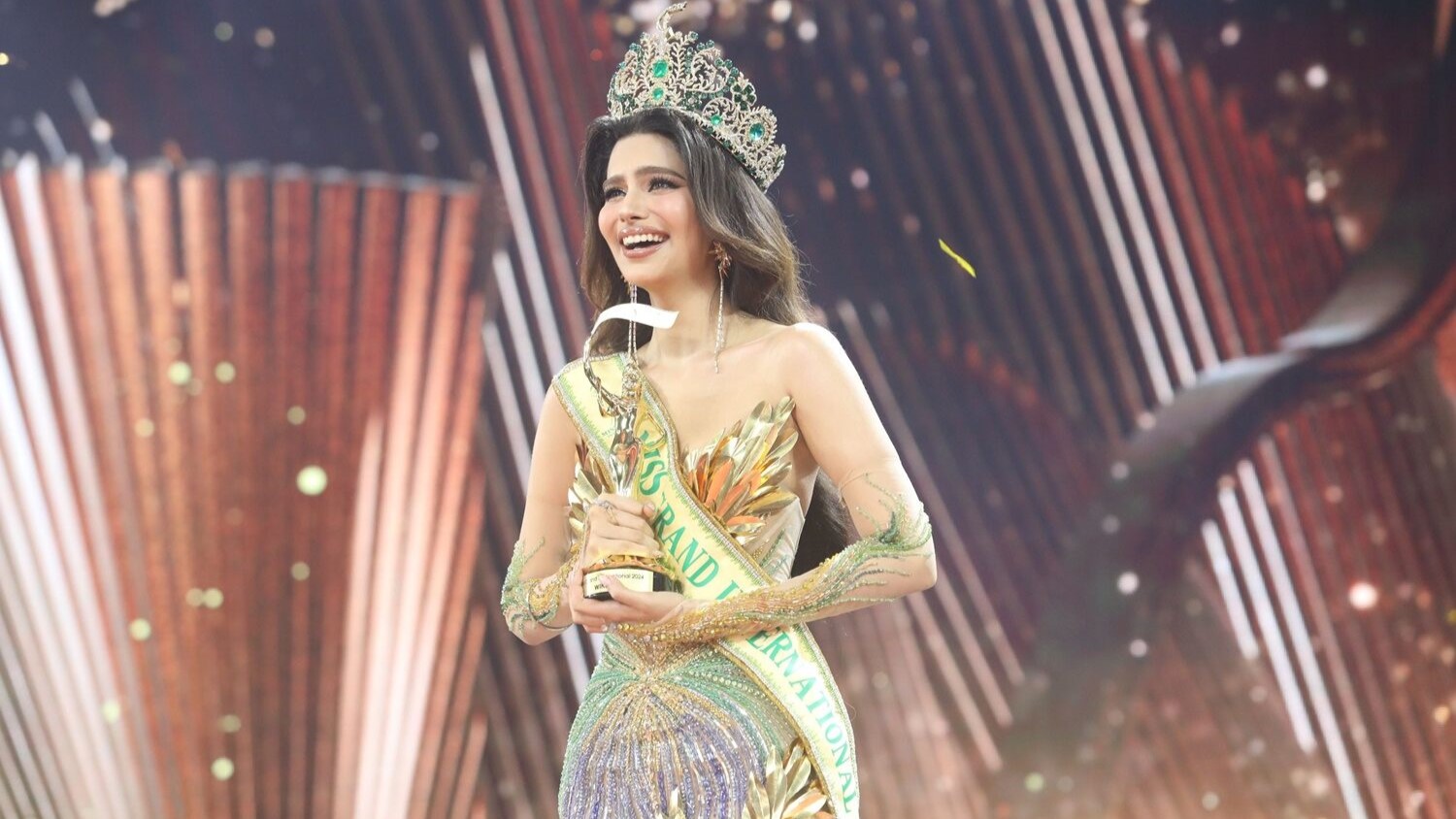 La modelo india Rachel Gupta ha dejado de ser Miss Grand Internacional 2024, tras una polémica que involucra acusaciones mutuas entre ella y los organizadores del certamen. Mientras la organización argumenta que la decisión se debe al incumplimiento de sus responsabilidades, Gupta denuncia un entorno hostil y promesas no cumplidas.