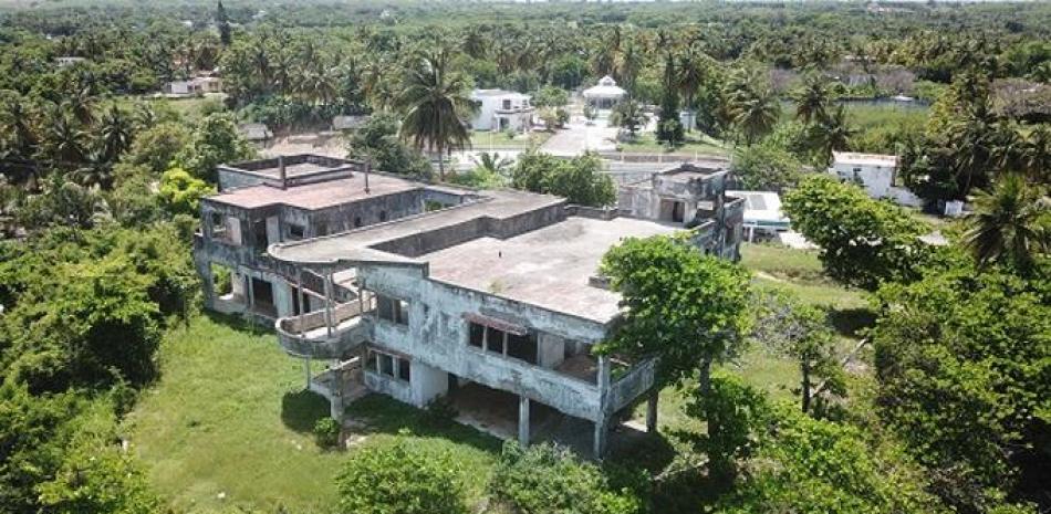 Rafael Leónidas Trujillo poseía viviendas en toda República Dominicana. Pero siempre le tuvo un aprecio especial a las que tenía en su ciudad natal, que luego fue nombrada por ley “provincia Trujillo” (San Cristóbal), en 1932, dos años después de hacerse con el poder.