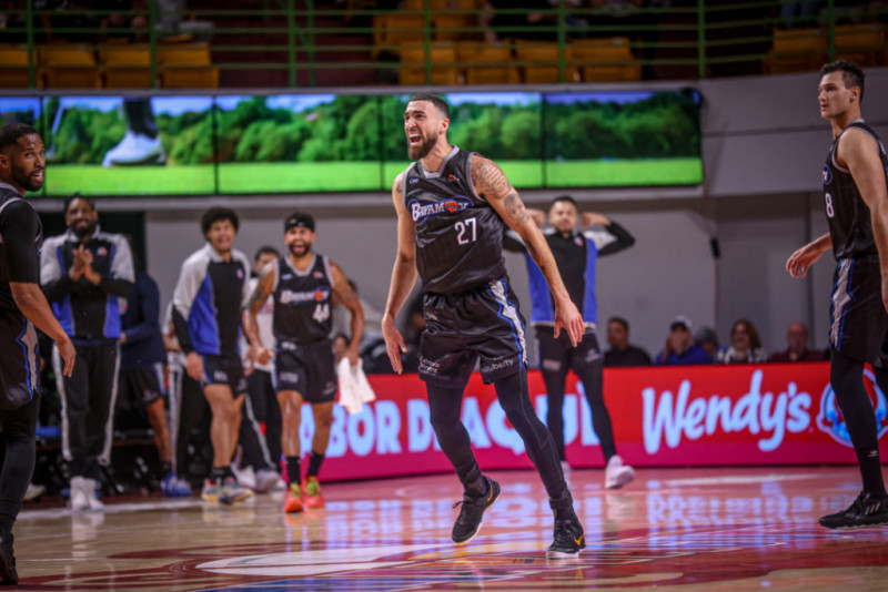 El dominicano Chris Duarte terminó con 11 puntos, tres rebotes y tres asistencias, pero no pudo completar el encuentro tras salir por acumulación de faltas en la derrota 93-91 de los Vaqueros de Bayamón frente a los Piratas de Quebradillas, en una emocionante jornada del lunes en el Baloncesto Superior Nacional (BSN) de Puerto Rico.