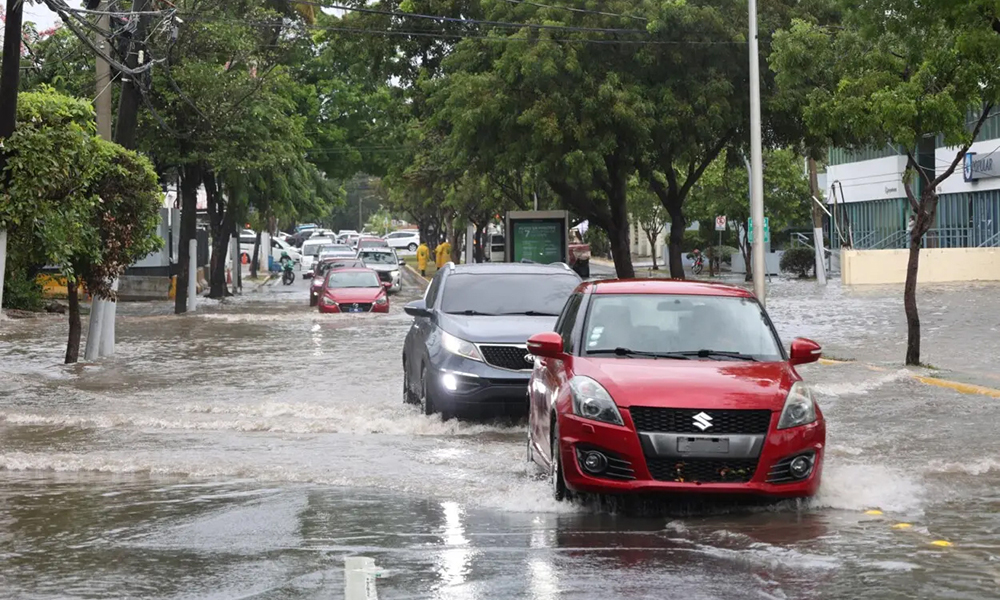 Debido a una vaguada y alta humedad, el Centro de Operaciones de Emergencias (COE) ha elevado a 21 las provincias en alerta roja, amarilla y verde por intensas lluvias, tormentas eléctricas y fuertes vientos