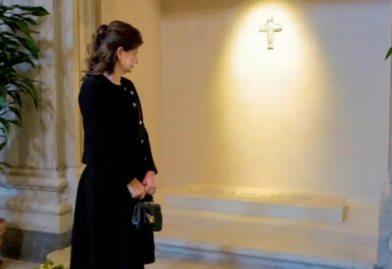 La vicepresidenta de la República Dominicana, Raquel Peña, expresó profunda admiración por el Papa Francisco tras visitar el lugar de descanso del Sumo Pontífice, destacando su ejemplo de humildad y entrega a los más necesitados.