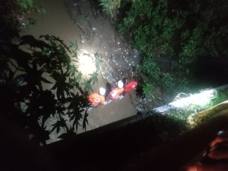 La Defensa Civil informó que en horas de la mañana de este domingo fue localizado el cuerpo sin vida de un niño de dos años, quien fue arrastrado por la crecida de una cañada en el distrito municipal de Pedro Corto, provincia San Juan, como consecuencia de las intensas lluvias registradas en la zona por el paso de una vaguada.