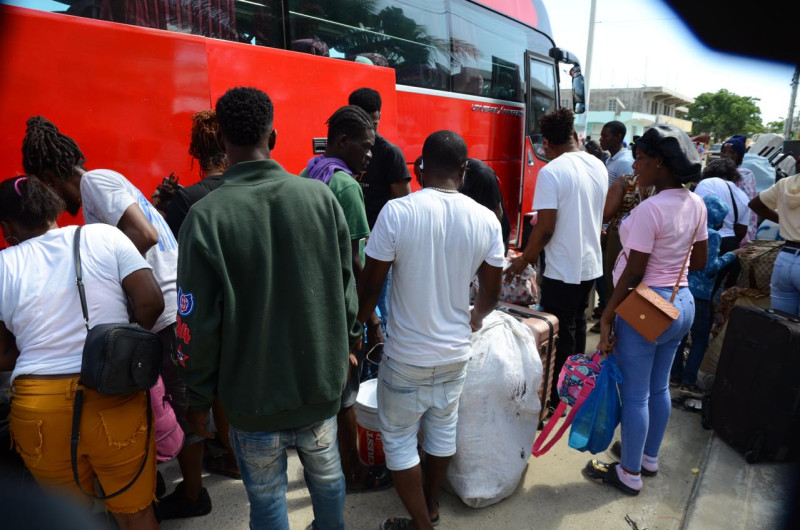 El Gobierno haitiano organizó la cuarta caravana de vehículos que transportó a 600 de sus compatriotas que desde la región Este se vieron forzados a retornar a su país debido a las nuevas medidas migratorias y los apresamientos de parte de los agentes de la Dirección General de Migración (DGM).