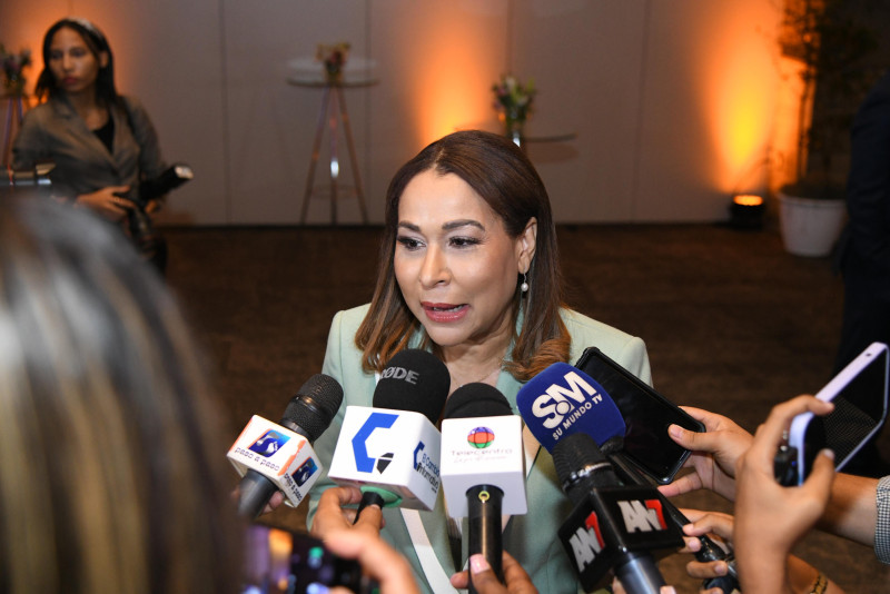 La ministra de la Mujer, Mayra Jiménez, rechazó este miércoles la propuesta legislativa que busca crear un Ministerio del Hombre, pues considera que en República Dominicana no existen condiciones de desigualdad que justifiquen una institución de ese tipo.