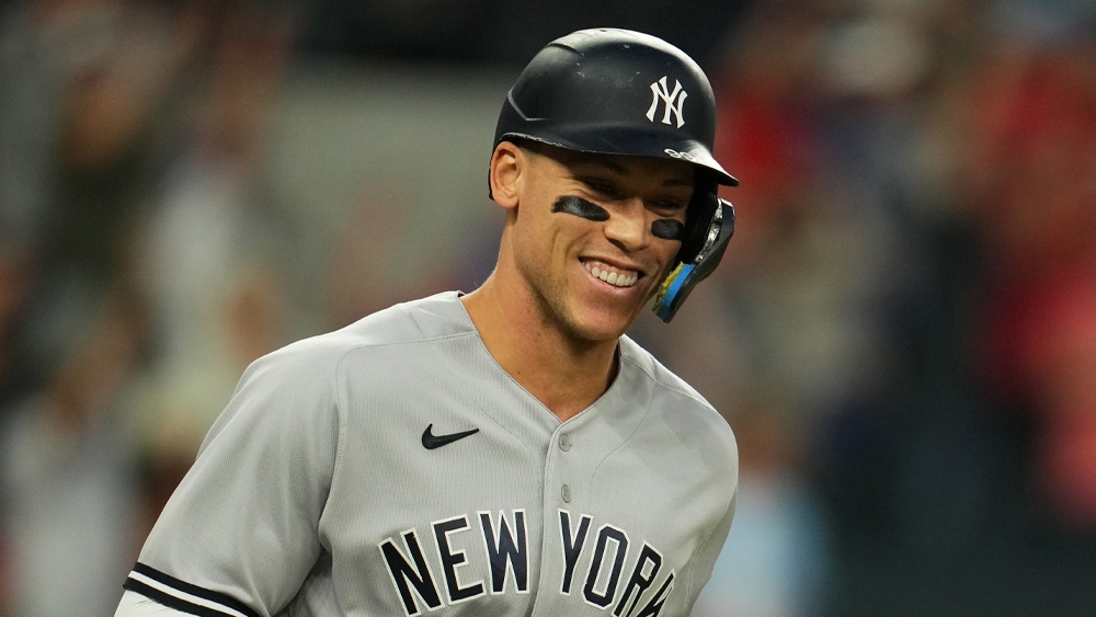 Aaron Judge disparó su 16º cuadrangular de la temporada, Will Warren logró un récord personal con 10 ponches, y los Yankees de Nueva York vencieron 5-2 a los Rangers de Texas este martes por la noche, en el primer juego de una serie de tres entre los últimos dos campeones de la Liga Americana.
