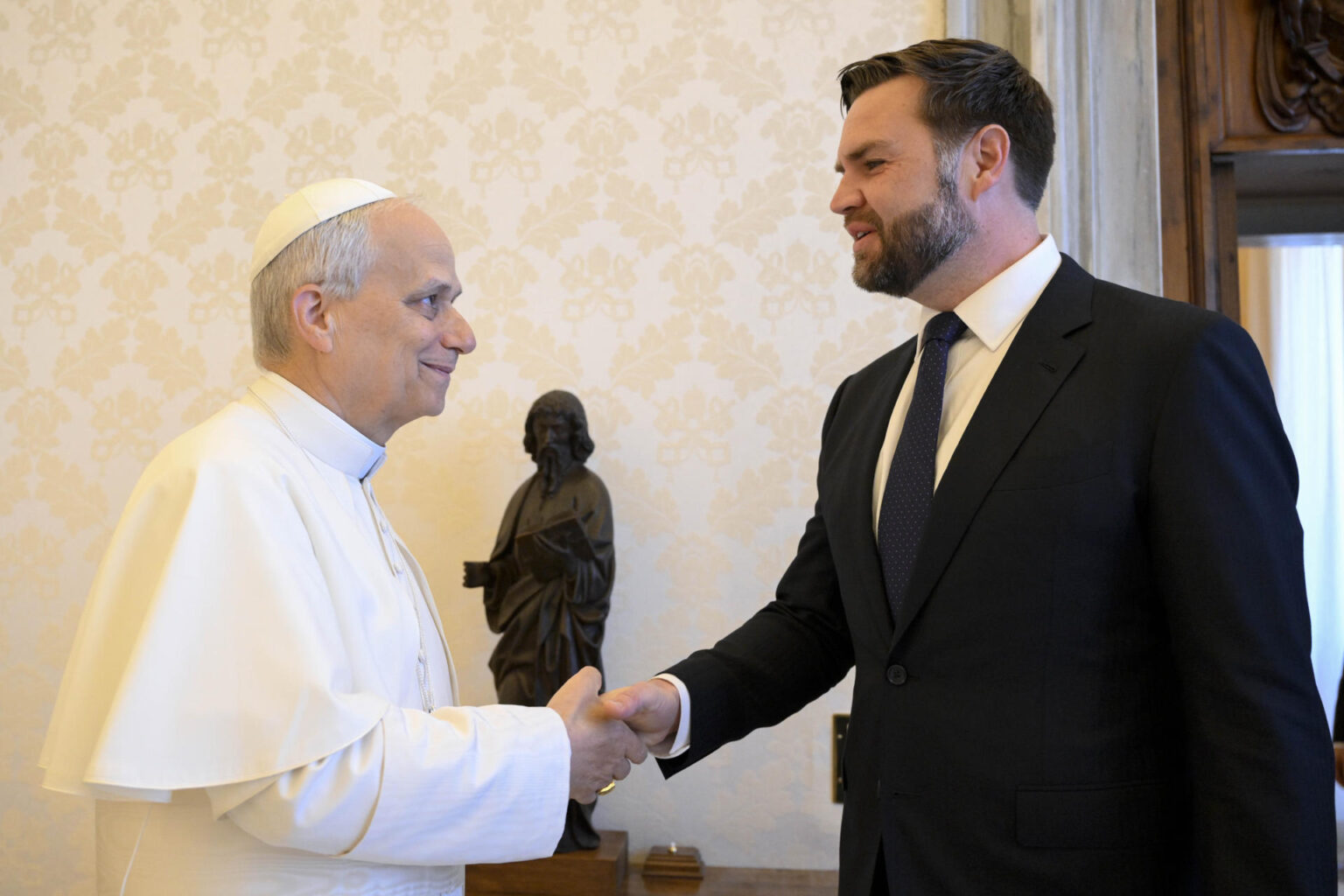  León XIV y el vicepresidente de Estados Unidos, J.D. Vance, se reunieron este lunes en el Vaticano y expresaron su deseo de que "se alcance una solución negociada" en las zonas de conflicto, sin mencionar la guerra de Ucrania, aunque el papa ha ofrecido la Santa Sede como lugar para llevar a cabo conversaciones de paz entre Kiev y Moscú.