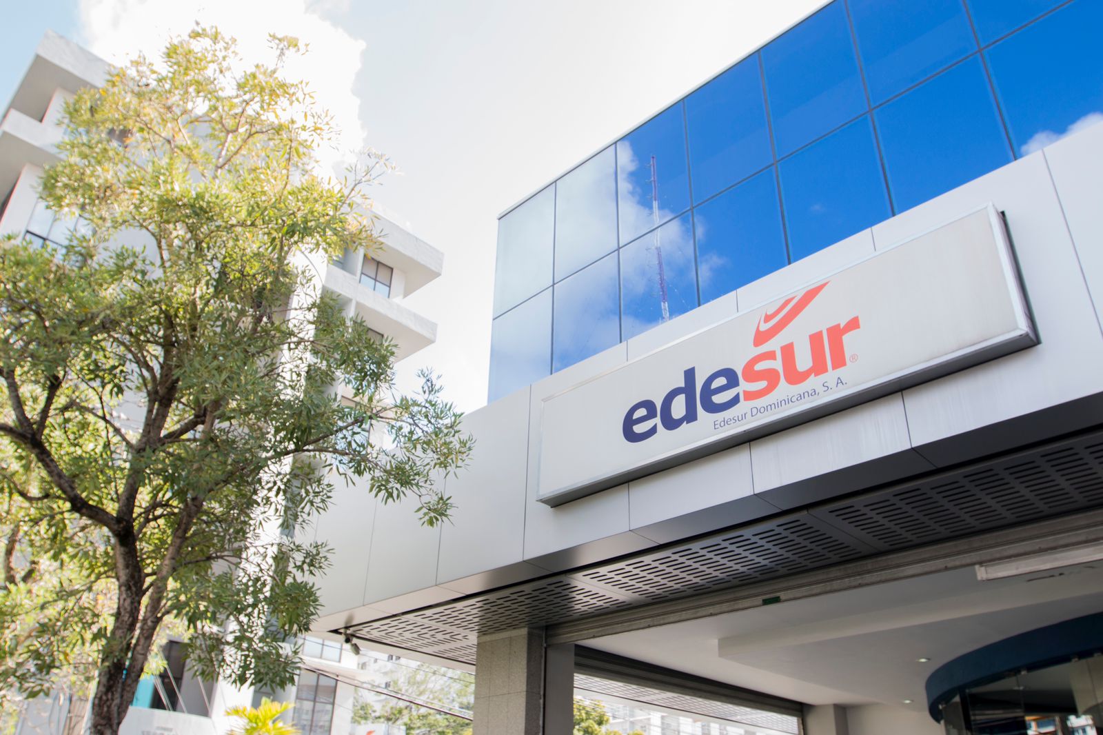 Edesur Dominicana desmanteló más de 1,750 conexiones ilegales y regularizó el servicio a unos 1,566 clientes en diversas provincias de su área de concesión, durante el mes abril de este 2025.
