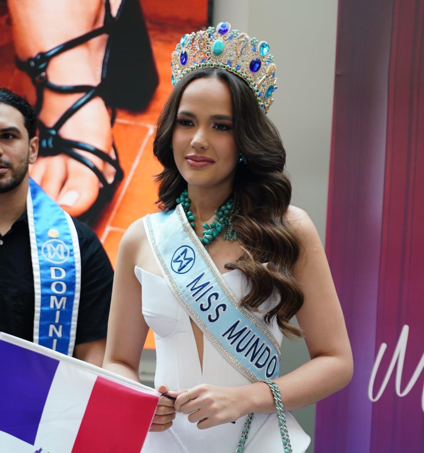 Este sábado, Mayra Delgado, actual Miss Mundo Dominicana, se despidió de su familia, amigos y colaboradores desde el Aeropuerto Internacional de Las Américas, rumbo a la India, sede de la 72ª edición de Miss Mundo, que se llevará a cabo del 4 al 31 de mayo en el estado de Telangana.