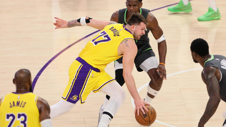 La primera postemporada conjunta de LeBron James y Luka Doncic terminó abruptamente la noche del miércoles, cuando los Lakers de Los Ángeles fueron eliminados en la primera ronda de los playoffs por los Timberwolves de Minnesota, quienes se impusieron 103-96 en el quinto partido de la serie.