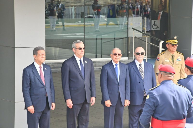  El presidente Luis Abinader, y tres exmandatarios del país se reunieron este miércoles y coincidieron en que la situación de inestabilidad en Haití representa una amenaza no solo para su población, sino para toda la región, sobre todo para la República Dominicana.