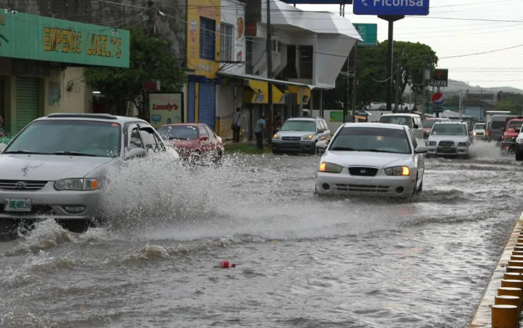 Las condiciones del tiempo para este lunes estarán marcadas por la incidencia de una vaguada que se manifiesta en varios niveles de la tropósfera, así como por el aumento de humedad asociado al acercamiento de una onda tropical localizada al este de Puerto Rico, informó el Instituto Dominicano de Meteorología (INDOMET).
