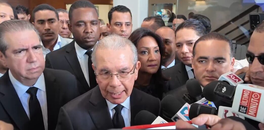  El expresidente Danilo Medina asistió este martes al velatorio de Roberto Rodríguez Marchena en la funeraria Blandino, donde definió su fallecimiento como “una pérdida irreparable, no solo para el partido, sino también a nivel personal”.