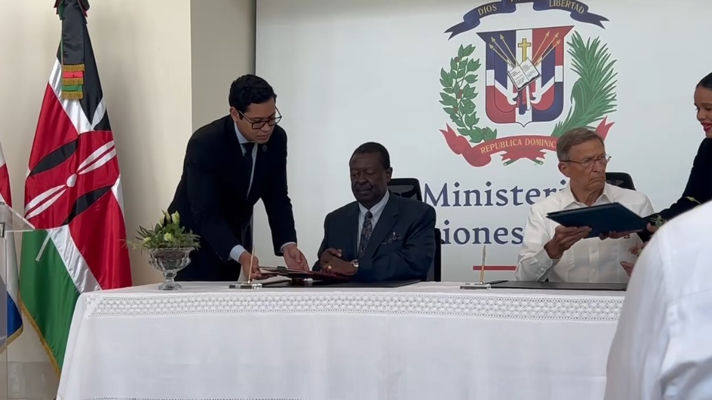  La República Dominicana y Kenia firmaron este lunes dos memorandos de entendimiento para fortalecer sus lazos bilaterales y reforzar la cooperación regional, incluyendo el respaldo dominicano a los policías kenianos desplegados en Haití como parte de la Misión Multinacional de Apoyo a la Seguridad.