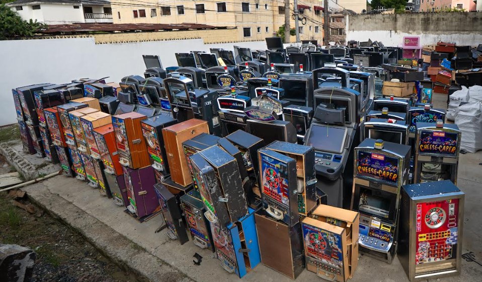  El Ministerio de Hacienda, a través de su Dirección de Casinos y Juegos de Azar (DCJA), destruyó este viernes 1,556 máquinas tragamonedas, dispositivos electrónicos y otros equipos decomisados por la institución, debido a estar instaladas de manera ilegal en locales no autorizados y a su empleo en la venta ilegal de loterías.