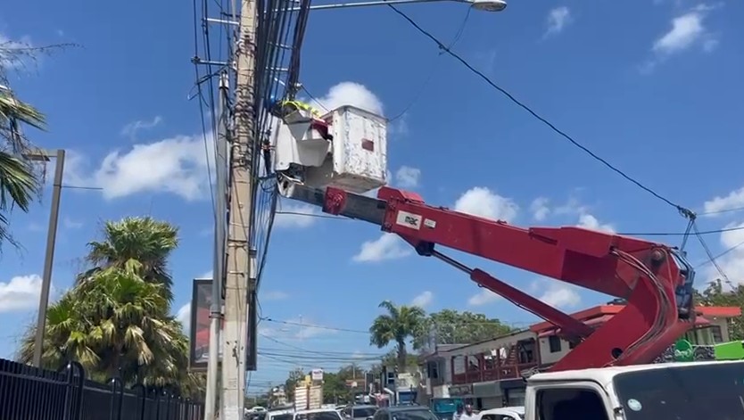 La Alcaldía de Santiago dio inicio este lunes a un amplio operativo de retiro de cables en desuso y estructuras irregulares del tendido aéreo, como parte del cumplimiento de la Ordenanza Municipal No. 3255-19, que regula las instalaciones en espacios de dominio público.
