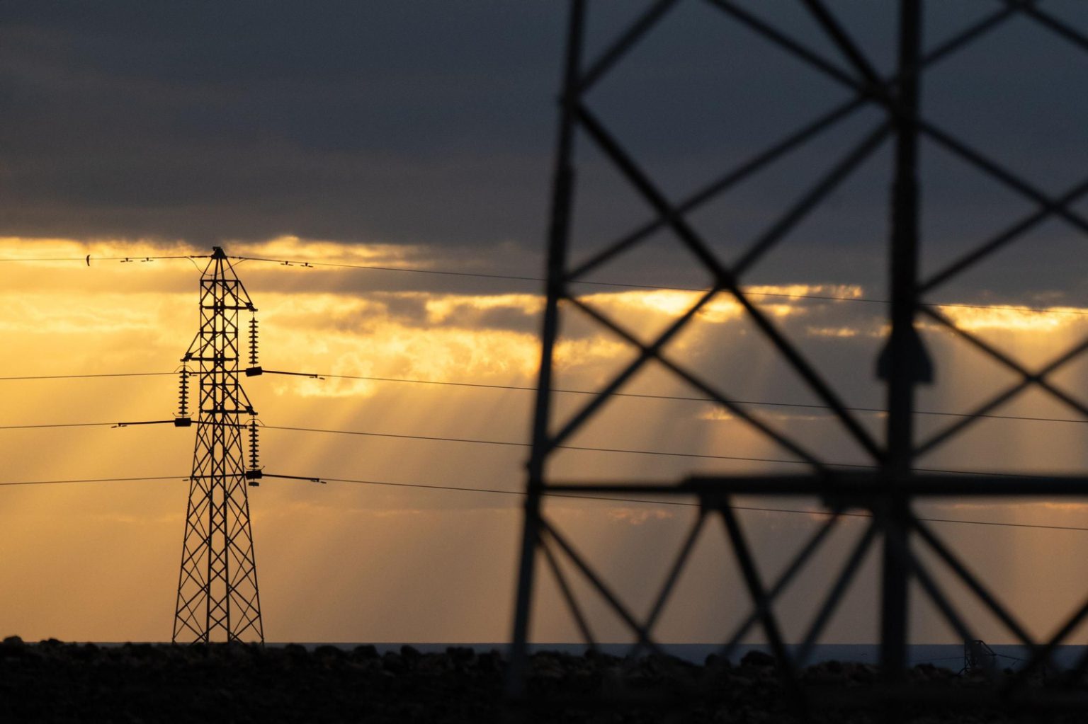En pleno 2025, 64,144 hogares en la República Dominicana, aún no tienen acceso a energía eléctrica, según datos del Ministerio de Energía y Minas.   Esa cifra equivale al 1.72% del total de hogares del país, y los mismos se encuentran en zonas rurales aún sin electrificar.