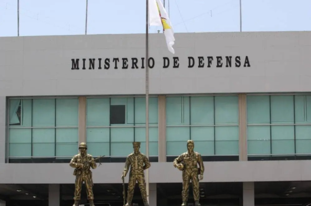 Por medio de la circular 6-2025, el Ministerio de Defensa prohibió a sus miembros que porten armas de fuego cuando, vistiendo como uniformados o de civil, acudan a lugares de expendio de bebidas alcohólicas.