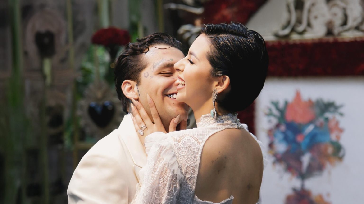 El cantante mexicano Christian Nodal reveló que su historia de amor con Ángela Aguilar comenzó mucho antes de lo que muchos imaginan y de lo que la propia pareja ha dicho públicamente. El artista, hoy de 26 años, confesó que desde que conoció a Ángela —entonces menor de edad— reconoció que, además de ser muy talentosa, era también muy hermosa.