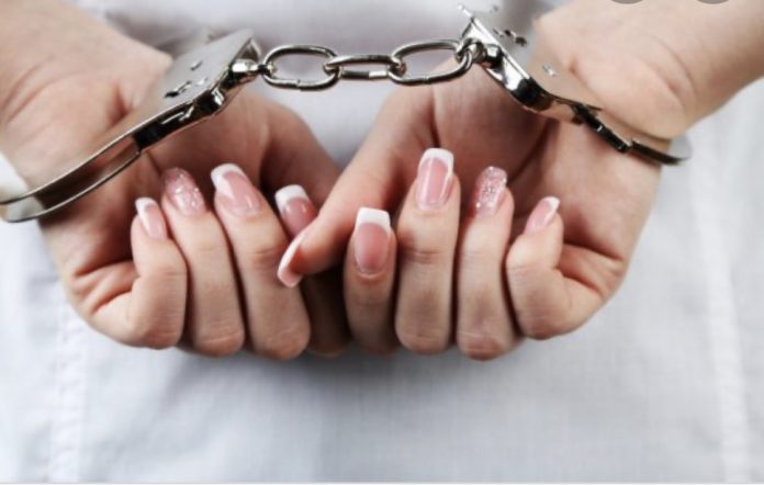 Una mujer fue detenida como principal sospechosa de la muerte de su hijo de dos años, en un caso que ha conmocionado al sector Villa Verde, en La Romana.