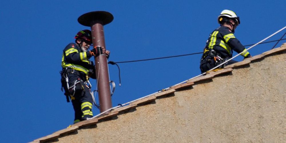 Trabajadores del Vaticano iniciaron este viernes la instalación de una chimenea en la parte superior de la Capilla Sixtina, una señal de que los preparativos para la elección del próximo papa entraron en su fase final.