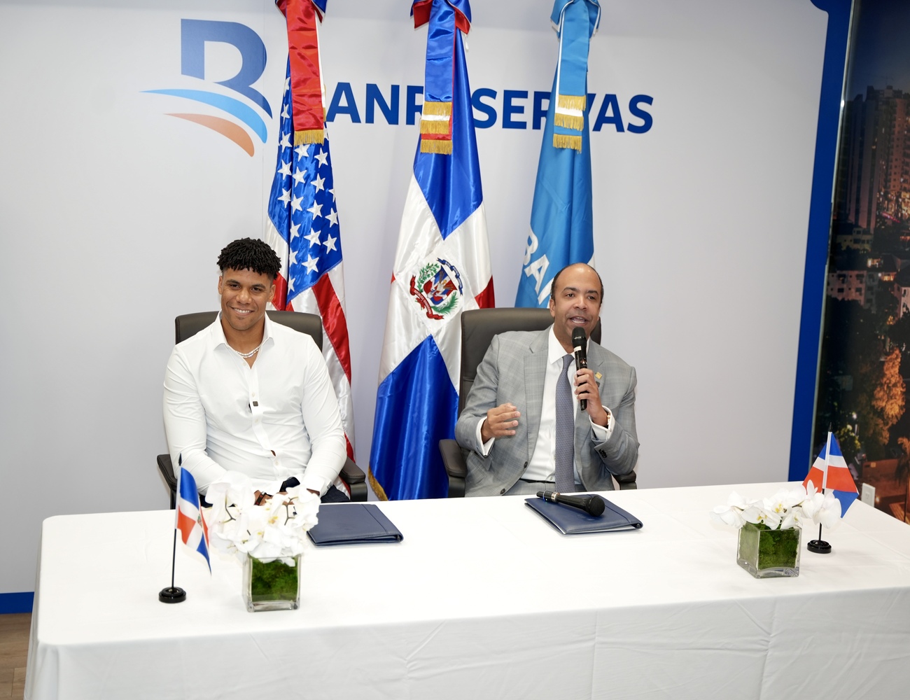 El Banco de Reservas de la República Dominicana (Banreservas) anunció este miércoles el nombramiento del estelar jardinero dominicano de las Grandes Ligas, Juan Soto, como embajador de marca, en el marco de un acuerdo que busca potenciar el impacto social y financiero del deporte en el país.