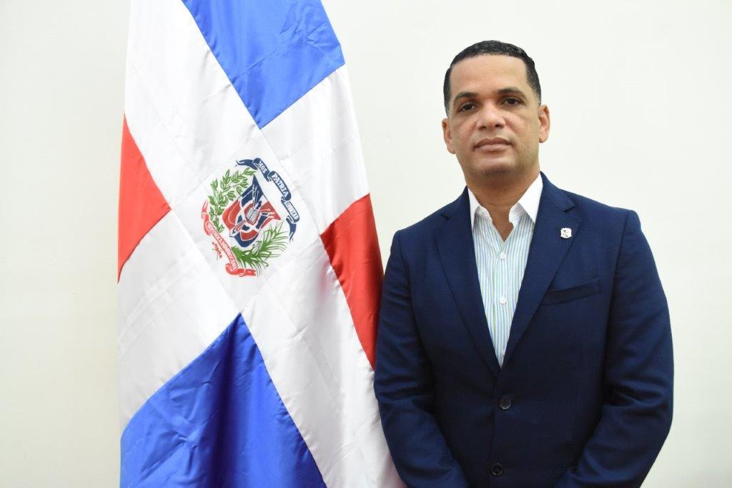 El regidor del Partido Revolucionario Moderno (PRM) Edickson Herrera Silvestre (alias el Regidor) se entregó ayer miércoles 14 de mayo de manera voluntariamente a las autoridades de Estados Unidos tras ser acusado en una corte federal del sur de Florida por su presunta participación en una red internacional de tráfico de cocaína.