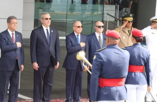 El presidente Luis Abinader informó este lunes que, durante la conversación sostenida con los expresidentes Danilo Medina, Leonel Fernández e Hipólito Mejía la semana pasada, se acordó la conformación de comisiones por parte de cada uno para organizar la agenda del Consejo Económico y Social (CES), con la crisis migratoria haitiana como tema central.