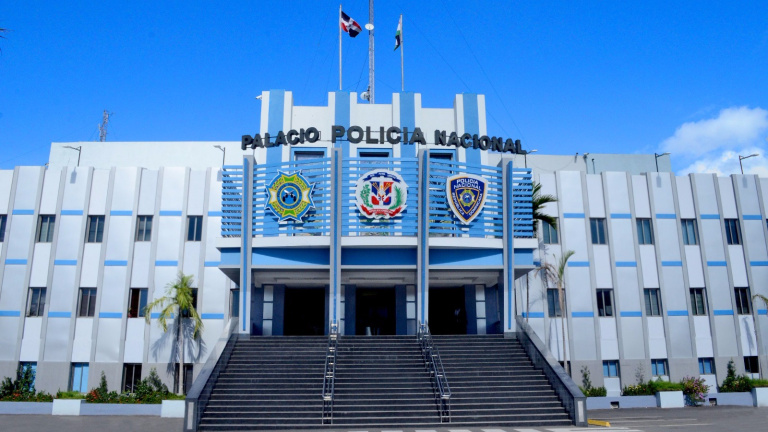 La Policía Nacional, a través del Departamento Operativo II de Investigación de Vehículos Robados, logró desmantelar una banda criminal dedicada al robo de vehículos, principalmente de la marca Toyota, modelo Corolla, años 1994 al 1998, los cuales eran sustraídos de los parqueos de reconocidos centros comerciales ubicados en el Distrito Nacional, Santo Domingo Este y San Cristóbal.
