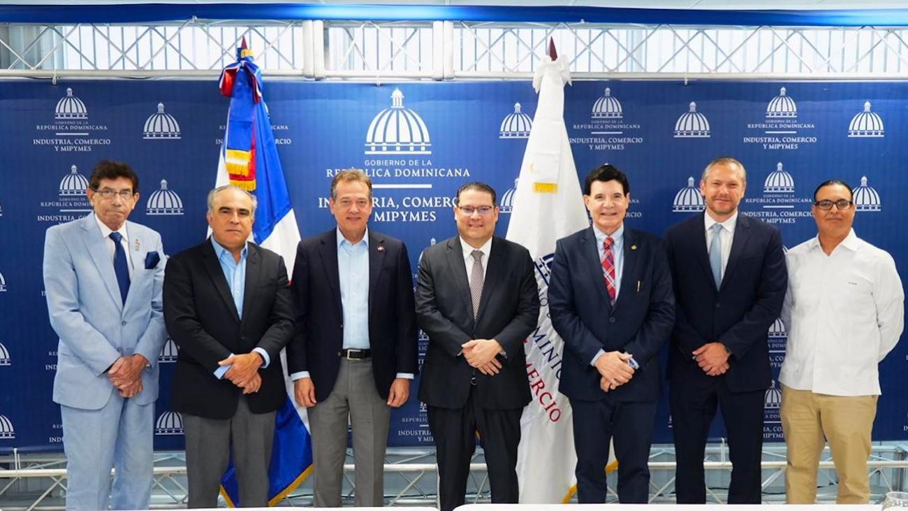 Durante la segunda reunión ordinaria del Consejo Nacional de Logística (CNL), celebrada en la sede del Ministerio de Industria, Comercio y Mipymes (MICM), autoridades del Gobierno y representantes del sector privado abordaron los avances normativos y operativos para el desarrollo del sistema logístico nacional, destacando la necesidad de fortalecer el compromiso del sector empresarial en el impulso del país como hub logístico regional.