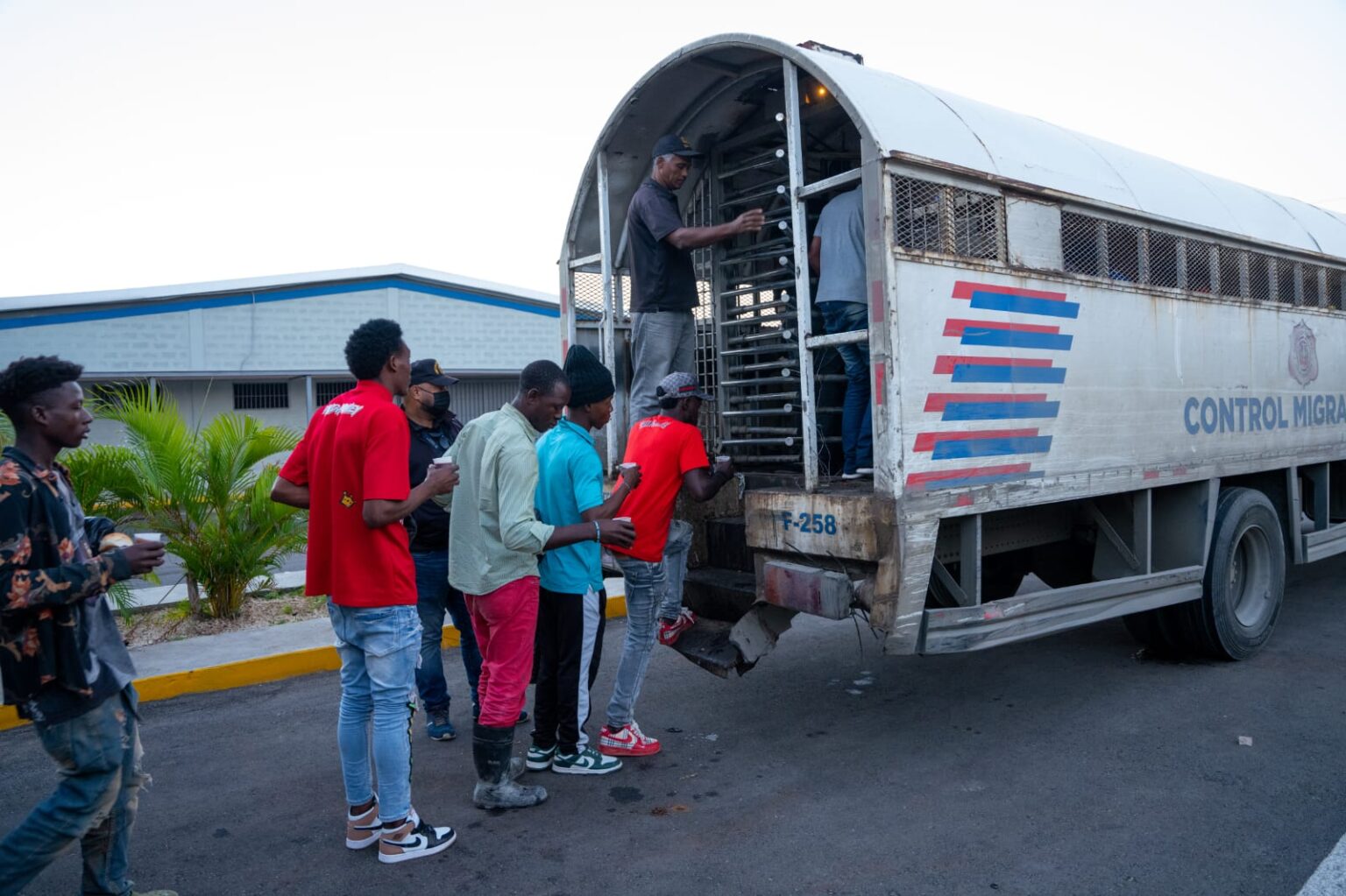 La Dirección General de Migración (DGM) informó este martes que entre enero y mayo de 2025 ha deportado a más de 145,000 extranjeros que se encontraban en el país en condición migratoria irregular, en su mayoría ciudadanos haitianos indocumentados.