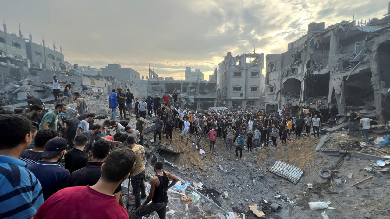 Los muertos por ataques en la Franja de Gaza desde que comenzó la ofensiva de Israel, en octubre de 2023, superaron este martes los 54.000, según el recuento de hospitales que publica a diario el Ministerio de Sanidad gazatí y que no incluye los fallecidos por enfermedad u otras causas indirectas.