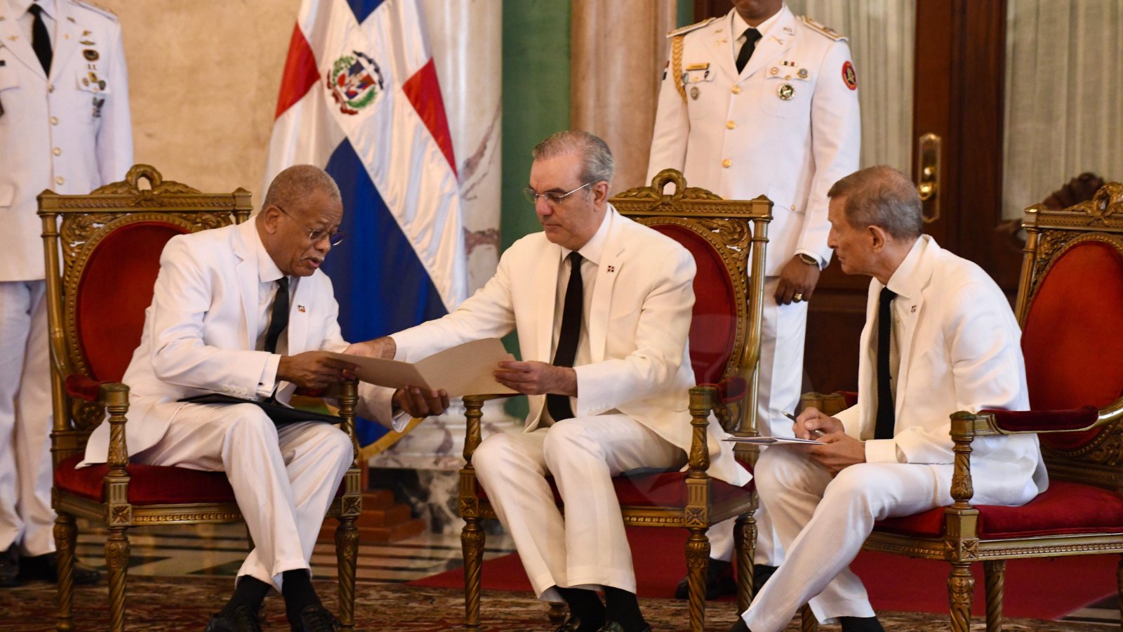 Embajador de Haití presenta cartas credenciales al presidente Abinader