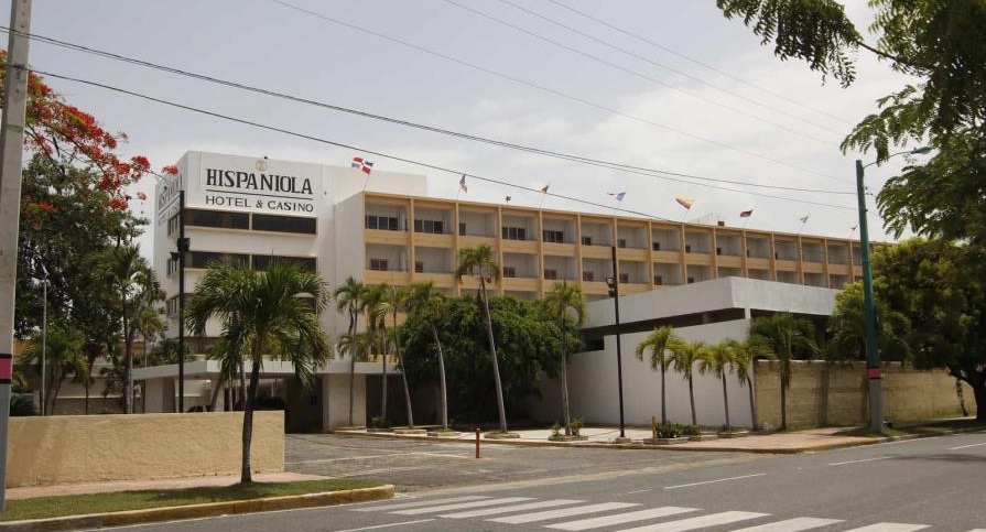 El Poder Ejecutivo anuló el Decreto núm. 296-22, que declaraba de utilidad pública los terrenos del antiguo Hotel Hispaniola para la construcción del Centro de Convenciones de Santo Domingo, debido a disputas legales que han impedido el avance del proyecto.