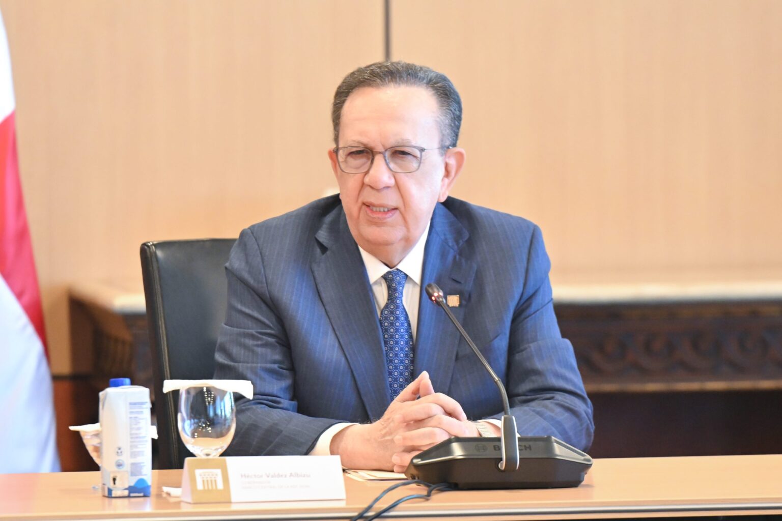 El gobernador del Banco Central de la República Dominicana (BCRD), Héctor Valdez Albizu, sostuvo una reunión con representantes de la Cámara Dominicana del Mercado de Capitales (CADOMCA), encabezada por su presidente, José Gior Ariza, en la que se evaluó la importancia que tiene este mercado para la República Dominicana como fuente de financiamiento y desarrollo en su economía.