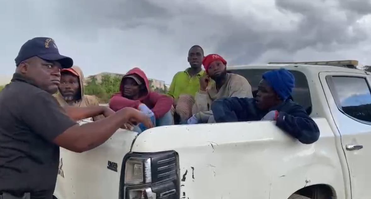 Varios ciudadanos haitianos en condición migratoria irregular fueron detenidos durante un operativo realizado en la avenida Jacobo Majluta, en las inmediaciones del almacén de subastas de la Dirección General de Aduanas.