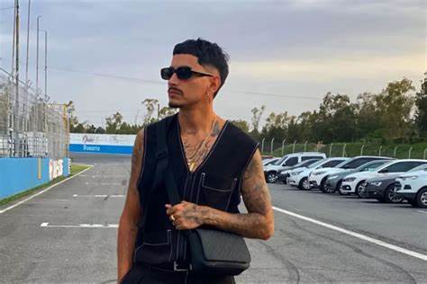 Jonathan Müller, conocido popularmente como ’El Villano‘, es un músico y cantante de cumbia desde hace más de una década. Este lunes acaparó toda la atención en redes sociales luego de revelar, por medio de un conmovedor, pero contundente video, que tiene VIH. Cómo se dio cuenta y por qué decidió hacerlo público.