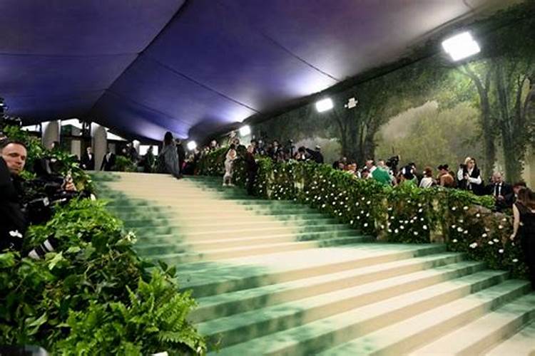 Cada primer lunes de mayo, el Museo Metropolitano de Arte de Nueva York se convierte en el epicentro de la moda global con la celebración del Met Gala. Este evento, oficialmente conocido como la Costume Institute Benefit, no solo es uno de los más esperados del calendario cultural y social, sino que también representa una plataforma donde la moda se convierte en una forma de arte y expresión cultural.