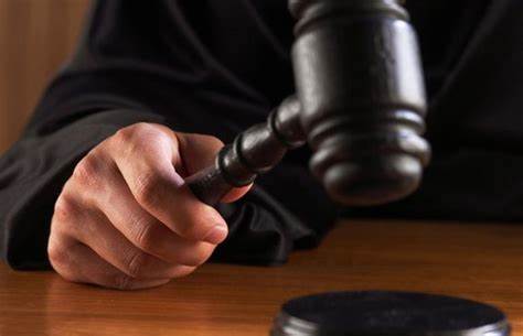  El Tercer Tribunal Colegiado de Santo Domingo Oeste condenó a 20 años de prisión a un hombre que agredió de varios machetazos a su pareja sentimental, en un hecho ocurrido el 24 de noviembre de 2023 en el sector Hato Nuevo.