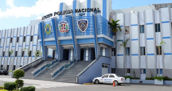 La Policía Nacional (PN), a través de esta Dirección Regional, informó que durante las últimas 24 horas se ejecutaron al menos seis órdenes de arresto y fueron apresadas decenas de personas para fines de investigación, en operativos realizados en las provincias Espaillat y Hermanas Mirabal, en respuesta a múltiples denuncias sobre distintos hechos delictivos.