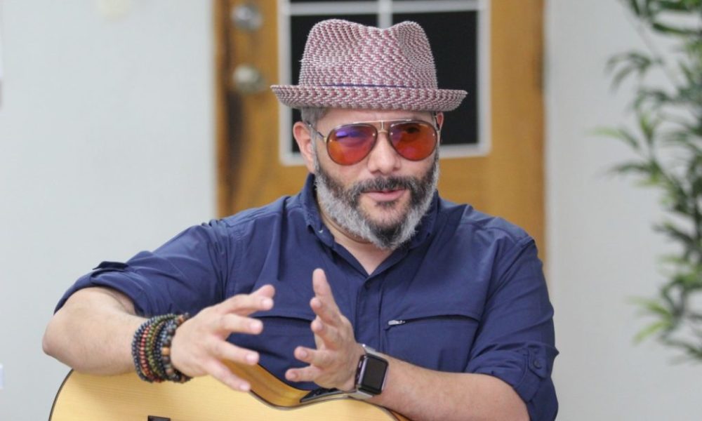  Varios vecinos del cantautor dominicano Pavel Núñez esperan la intervención del Ministerio de Medio Ambiente y las autoridades municipales para mediar una solución a los ladridos de las mascotas del artista durante la madrugada y parte del día, lo que ha generado molestias en la convivencia entre los residentes del lugar.